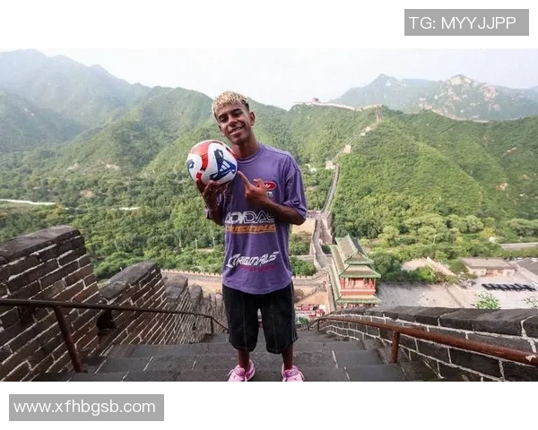 《探索足球传奇人物Lomo卡背后的辉煌故事与足坛成就》