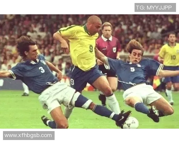 全球足球传奇：盘点历史上十大最具影响力球星的巅峰时刻与荣耀