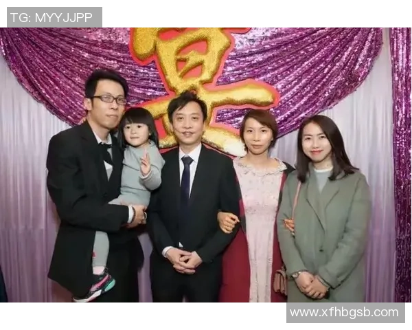 圣诞节足球球星与家人温馨合影展现团圆喜庆气氛