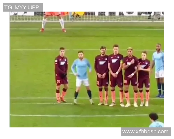 球星亲自挑战普通人踢足球场上风采尽显的精彩瞬间