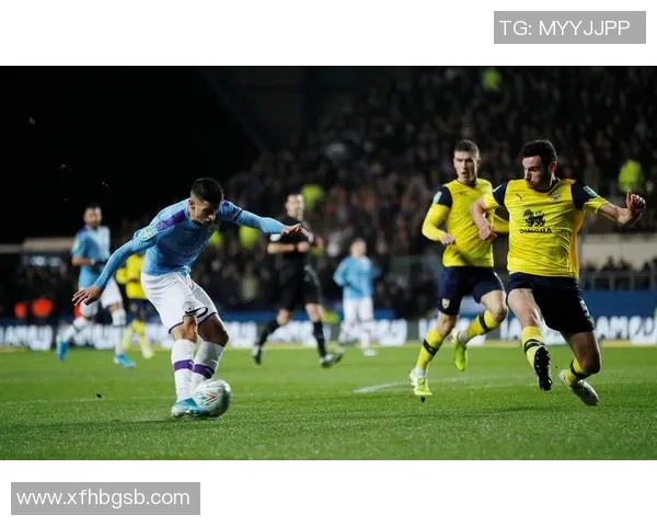 足球场上的英勇对话 球星间激烈互动与智慧较量